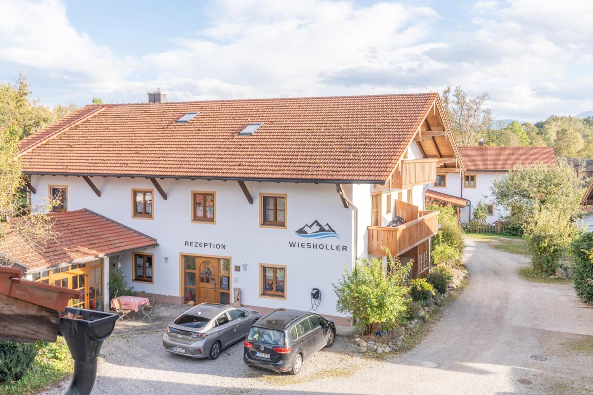 Gaeste- Und Apartmenthaus Wiesholler Chieming Exterior photo