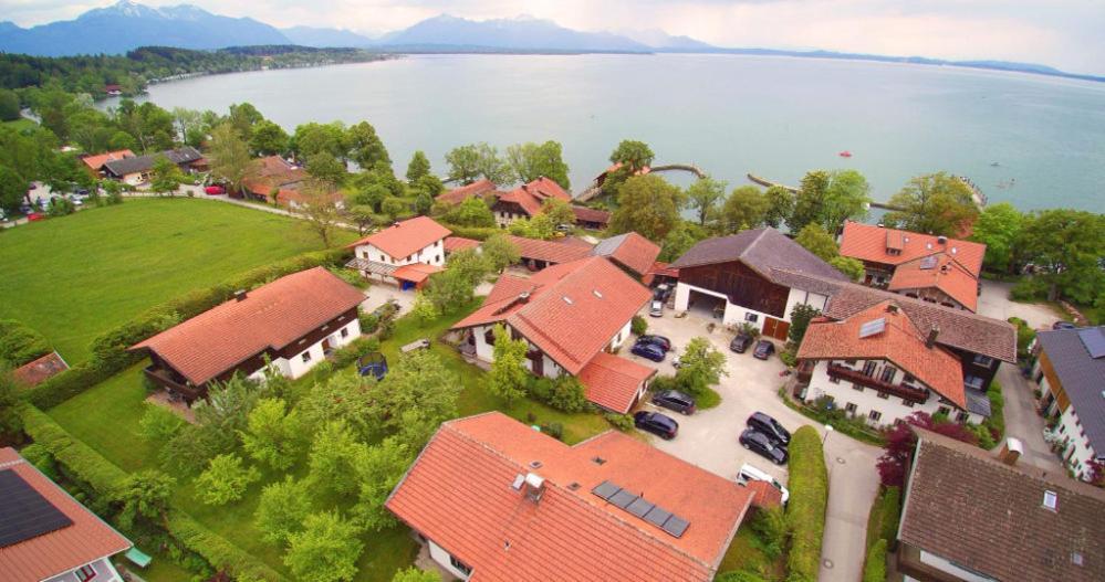 Gaeste- Und Apartmenthaus Wiesholler Chieming Exterior photo
